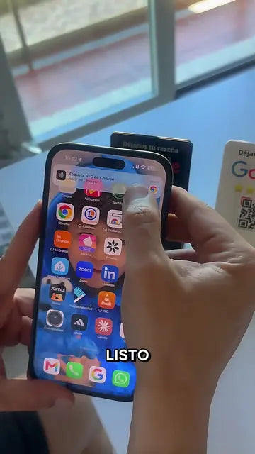 Vídeo: cliente dejando una reseña en Google con el stand NFC y QR de MontesTAP