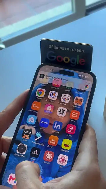 Vídeo: cliente dejando una reseña en Google con el stand NFC y QR de MontesTAP