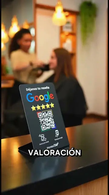 Vídeo: cliente dejando una reseña en Google con el stand NFC y QR de MontesTAP